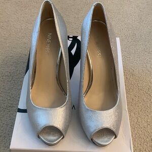Nine West - silver metallic - size 7 - peep toe heels
